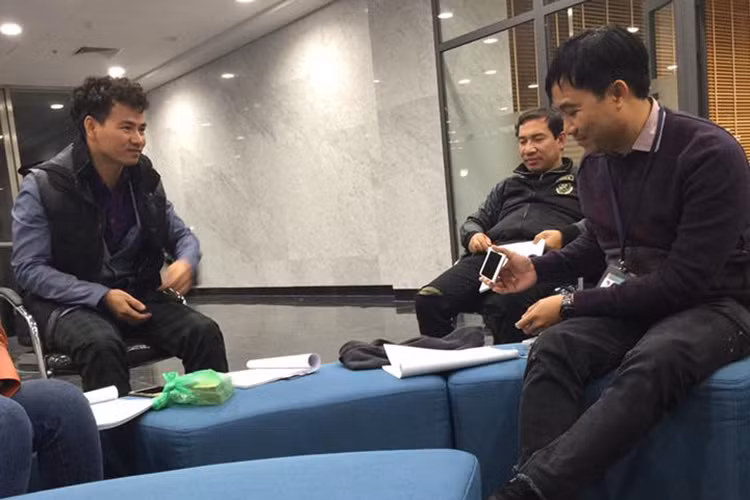 Hình ảnh Xuân Bắc bên Quang Thắng và đạo diễn Đỗ Thanh Hải.