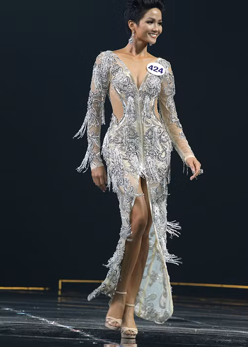 Ngoài sắc vóc, H’Hen Niê còn thuyết phục ban giám khảo và khán giả bởi sự thông minh.