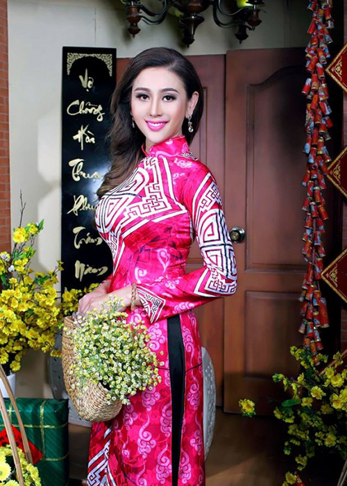 Ngắm thêm hình ảnh vợ chồng Lâm Khánh Chi mặc áo dài.