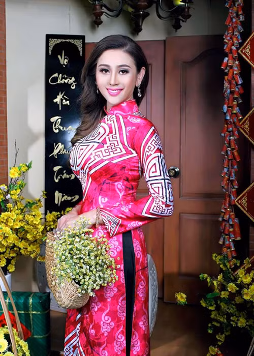 Ngắm thêm hình ảnh vợ chồng Lâm Khánh Chi mặc áo dài.