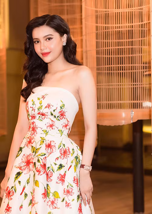 Diệu Thùy khá kín tiếng và luôn cố gắng tránh ồn ào thị phi. Khi vuột vương miện Hoa hậu Đại dương 2017, cô khiến nhiều người tiếc nuối.