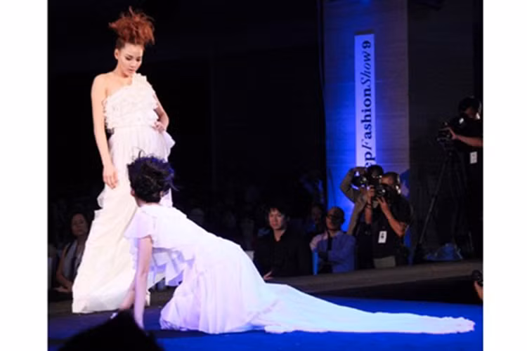 Trúc Diễm dẫm lên vạt áo và vồ ếch trong một đêm diễn thời trang. Ảnh: Vietnamnet