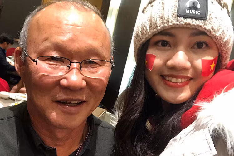 Thanh Tú còn có cơ hội gặp gỡ huấn luyện viên Park Hang-seo. Đăng tải hình ảnh, người đẹp còn để lại dòng chú thích: "Ông chú Hàn Quốc đáng yêu quá".