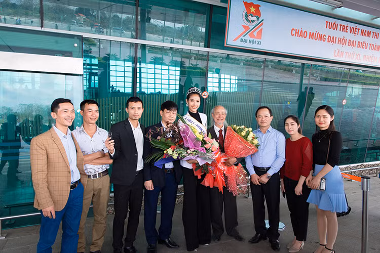 Hoàng Thùy vui mừng gặp ông ngoại cùng những người thân khác tại sân bay Thọ Xuân, Thanh Hóa.