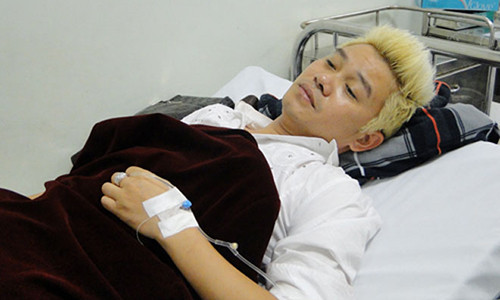 Trước đó, nam ca sĩ cũng từng mê man đột quỵ khi "chìm trong biển nợ" vào năm 2013.