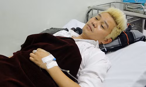 Trước đó, nam ca sĩ cũng từng mê man đột quỵ khi "chìm trong biển nợ" vào năm 2013.