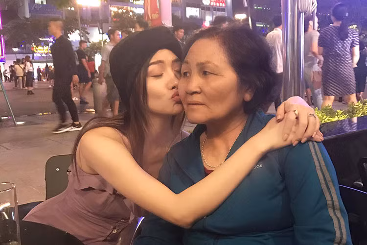 Yaya Trương Nhi hôn má mẹ tình cảm khi cả hai gặp mặt.