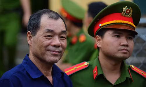 Ông Trầm Bê sau phiên xử ngày 13-1Ảnh: HOÀNG TRIỀU