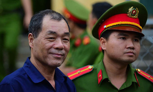 Ông Trầm Bê sau phiên xử ngày 13-1Ảnh: HOÀNG TRIỀU