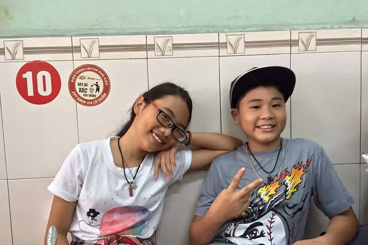 Ngoài đời, Phương Mỹ Chi và Quang Nhật là bạn thân. Sau khi rời Giọng hát Việt nhí 2013, Quang Nhật vẫn theo đuổi niềm đam mê ca hát. Ảnh: FBNV