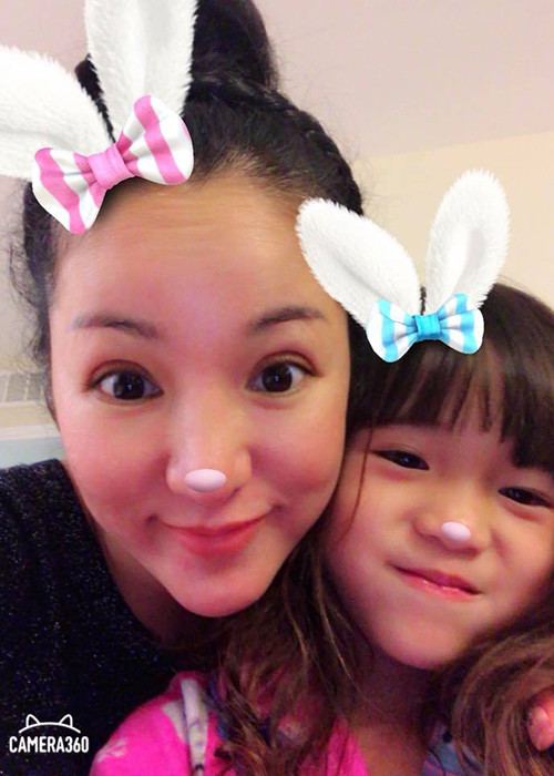 Thúy Nga chia sẻ khoảnh khắc ôm cô con gái cưng là một trong những tin tức sao Việt trong ngày 29/1.