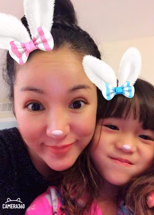 Thúy Nga chia sẻ khoảnh khắc ôm cô con gái cưng là một trong những tin tức sao Việt trong ngày 29/1.