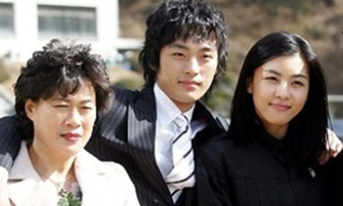 Ha Ji Won bên em trai. Ảnh: Newsen