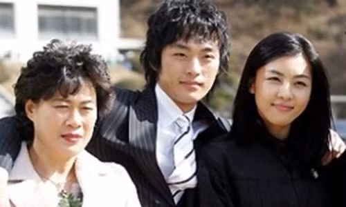 Ha Ji Won bên em trai. Ảnh: Newsen