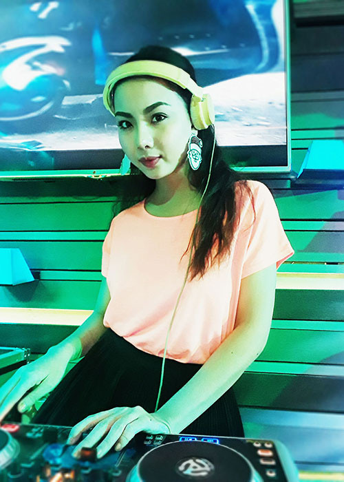 Trước ồn ào mặc gợi cảm chụp ảnh bên cầu thủ của U23 Việt Nam, Lại Thanh Hương vẫn giữ im lặng.