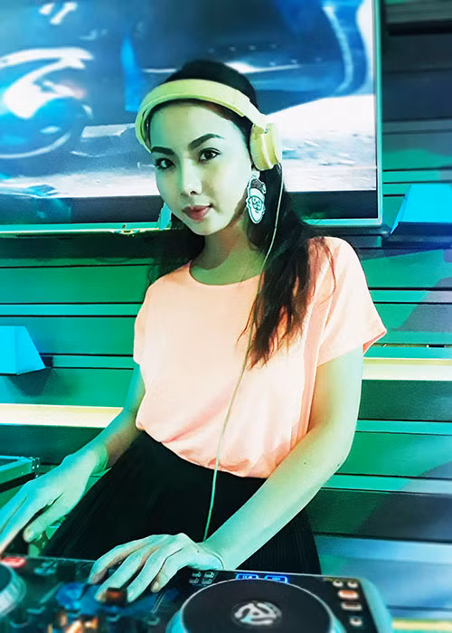 Trước ồn ào mặc gợi cảm chụp ảnh bên cầu thủ của U23 Việt Nam, Lại Thanh Hương vẫn giữ im lặng.