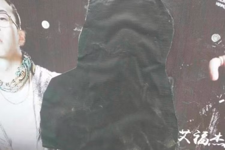 Concert của chương trình "The Rap Of China" gạch tên PGone khi tạm che hình ảnh của anh trên tấm poster.