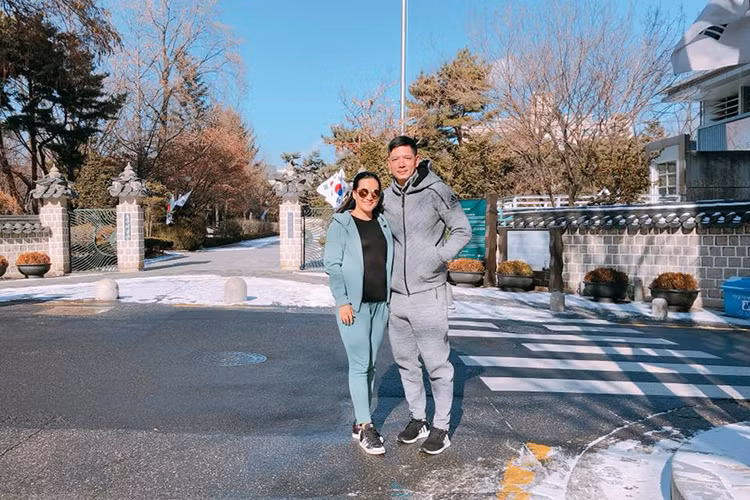 Bình Minh chia sẻ hình ảnh bên bà xã trong chuyến công tác ở Hàn Quốc.