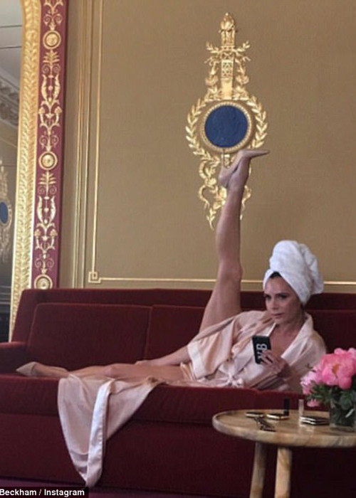 Trước đó, không ít lần, Victoria Beckham thể hiện sự dẻo dai, linh hoạt của cơ thể khi thực hiện các động tác yoga.