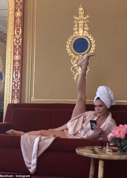 Trước đó, không ít lần, Victoria Beckham thể hiện sự dẻo dai, linh hoạt của cơ thể khi thực hiện các động tác yoga.