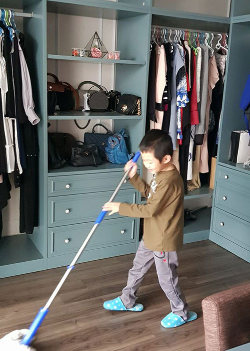 Con trai của MC Vân Hugo giúp mẹ lau nhà cửa.