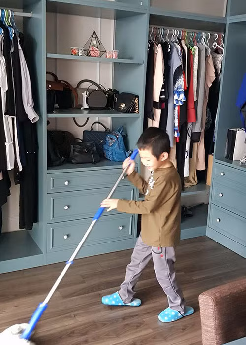 Con trai của MC Vân Hugo giúp mẹ lau nhà cửa.