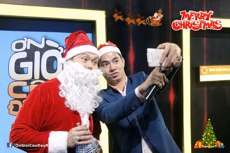 Xuân Bắc thường xuyên lưu lại những khoảnh khắc bên các đồng nghiệp ở hậu trường “Ơn giời, cậu đây rồi”.