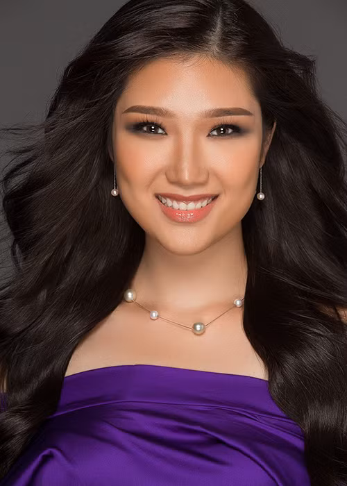 Lại Quỳnh Giang năm nay 21 tuổi, đến từ thủ đô Hà Nội. Để tham gia cuộc thi Hoa hậu Hoàn vũ Việt Nam 2017, cô đã nỗ lực giảm 17 kg trong vòng 1 năm. Hiện tại, Quỳnh Giang cao 1m75, có số đo 3 vòng 91-63-97.