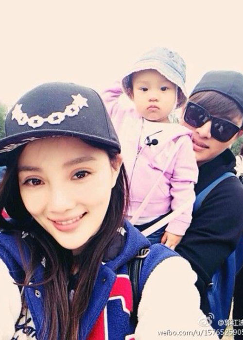 Nữ diễn viên và chồng kém tuổi thường xuyên khoe những khoảnh khắc hạnh phúc bên nhau với fans. Ảnh: Sina