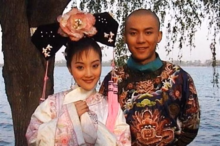 Trước Giả Nãi Lượng, Lý Tiểu Lộ từng có mối tình phim giả tình thật với Lý Thần. Cả hai hợp tác trong bộ phim Thập tam cách cách. Ảnh: Sina