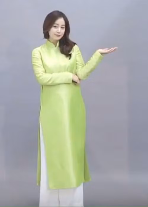 Kim Tae Hee lộ bụng bầu lùm lùm khi thực hiện clip quảng cáo trong trang phục áo dài. Ảnh: Khám phá