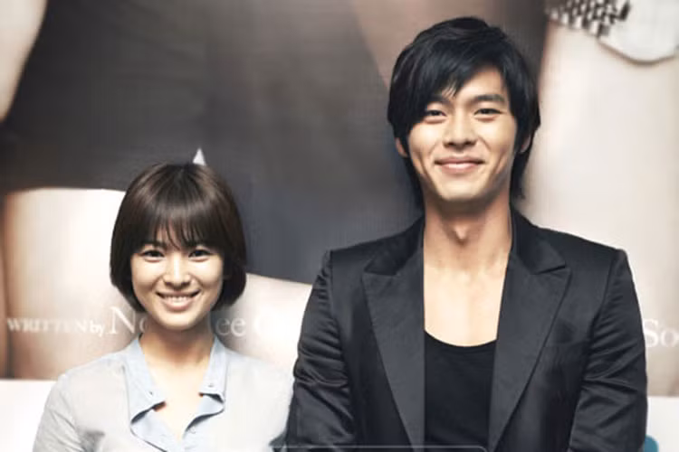 Bằng tuổi Bi Rain, Hyun Bin gây bất ngờ khi công khai hẹn hò với Song Hye Kyo vào năm 2009. Ảnh: Allkpop