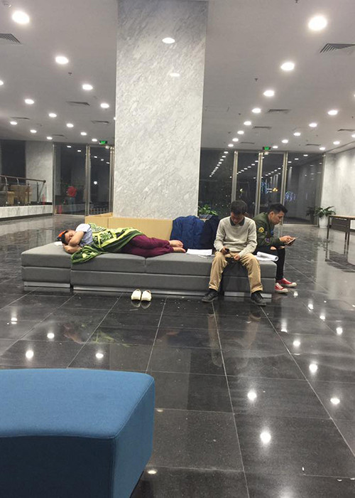 Vì thời gian tập luyện từ tối muộn đến sáng sớm ngày hôm sau nên các nghệ sĩ luôn tranh thủ chợp mắt.