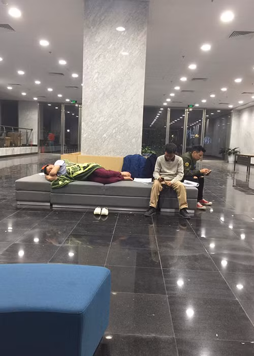 Vì thời gian tập luyện từ tối muộn đến sáng sớm ngày hôm sau nên các nghệ sĩ luôn tranh thủ chợp mắt.