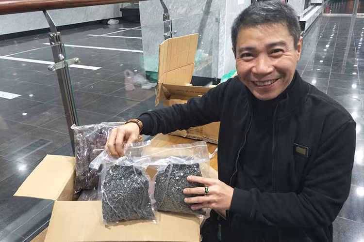 Mới đây, trên trang cá nhân, nghệ sĩ Xuân Bắc chia sẻ dàn nghệ sĩ Táo quân 2018 vừa nhận được món quà từ người hâm mộ tại Yên Bái.