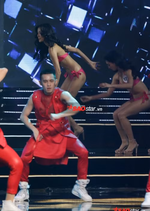 Sau khi được bạn thi đỡ dậy, Hoàng Thùy cố gắng tiếp tục phần trình diễn của mình. Trước Hoàng Thùy, không ít sao Việt đã vồ ếch trên sân khấu. Ảnh: Saostar