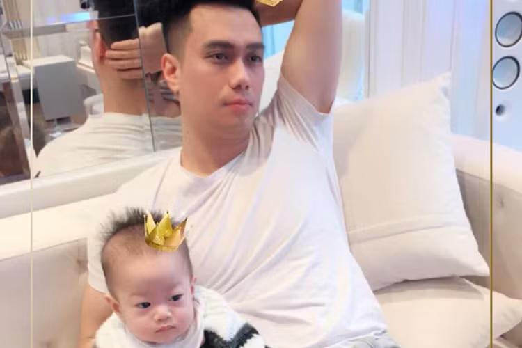 Việt Anh chú thích hài hước cho bức ảnh của con trai: “Ông con xem đến cảnh mấy người đẹp xuất hiện thì đứng ngồi không yên, chăm chú hẳn”.