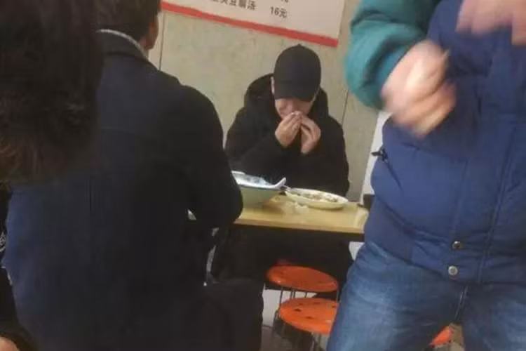 Theo quản lý, khi vướng ồn ào với Lý Tiểu Lộ, PGone nhiều lần đòi tự tử và hiện vẫn suy sụp khiến sức khỏe giảm sút.