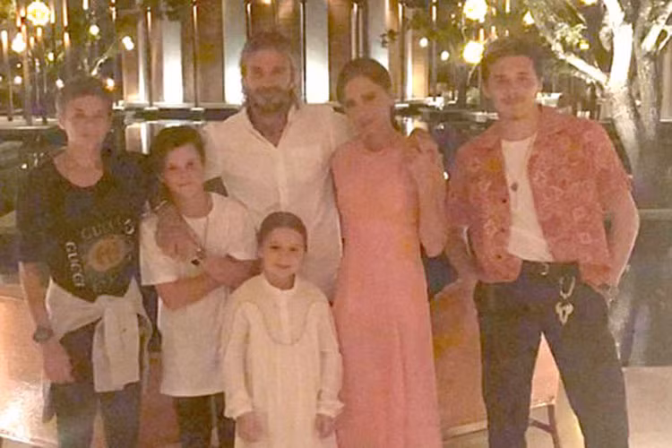 Gia đình Becks trở về Miami sau kỷ nghỉ dưỡng đầu năm ở quần đảo Turks và Caicos. Trên trang cá nhân, Vicotria khoe bức ảnh đầu tiên đầy đủ 6 thành viên trong gia đình khi đón giao thừa kèm lời chú thích: "Chúc mừng năm mới. Chúng tôi yêu tất cả mọi người. Xin gửi những nụ hôn ngọt ngào đến mọi người".