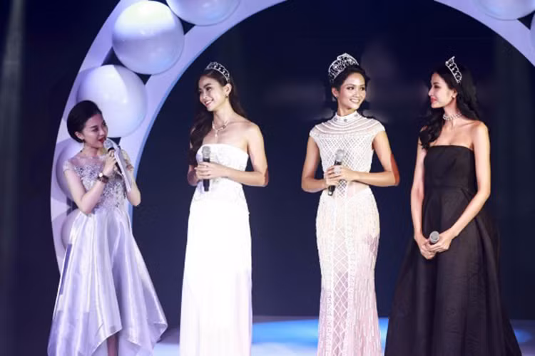 Xuất hiện bên H’hen Niê tại sự kiện, Hoàng Thùy diện váy đen thắt eo dáng xòe trong khi Mâu Thủy mặc đầm dáng suông tông trắng. Ảnh: Saostar