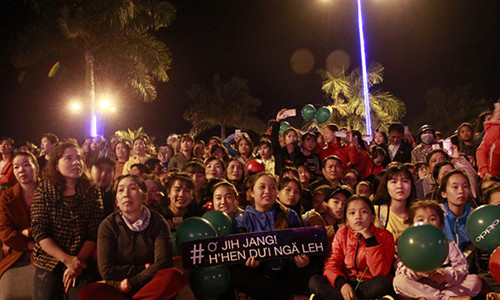 Hàng nghìn người dân chờ đón tân Hoa hậu vào tối 22/1.