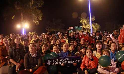 Hàng nghìn người dân chờ đón tân Hoa hậu vào tối 22/1.