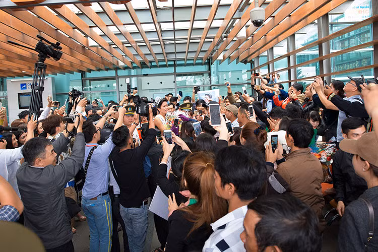 Hoa hậu Hoàn vũ Việt Nam 2017 được vây kín khi trở về quê sau 2 tuần giành vương miện.