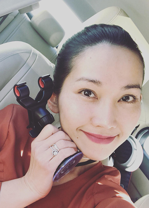 Kim Hiền chia sẻ: “Mẹ luôn là người tinh ý, tôi livestream bao lần và bà luôn theo dõi. Cám ơn mẹ đã luôn theo dõi từng ngày của cả nhà con! Con nhỏ bé ở xứ Hoa Kỳ này nhưng luôn ấm áp khi có gia đình bên cạnh như thế này”.