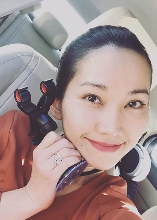 Kim Hiền chia sẻ: “Mẹ luôn là người tinh ý, tôi livestream bao lần và bà luôn theo dõi. Cám ơn mẹ đã luôn theo dõi từng ngày của cả nhà con! Con nhỏ bé ở xứ Hoa Kỳ này nhưng luôn ấm áp khi có gia đình bên cạnh như thế này”.