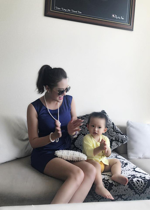 Dù bận rộn với công việc nhưng Phi Thanh Vân luôn cố gắng dành thời gian chăm sóc và chơi cùng con trai.