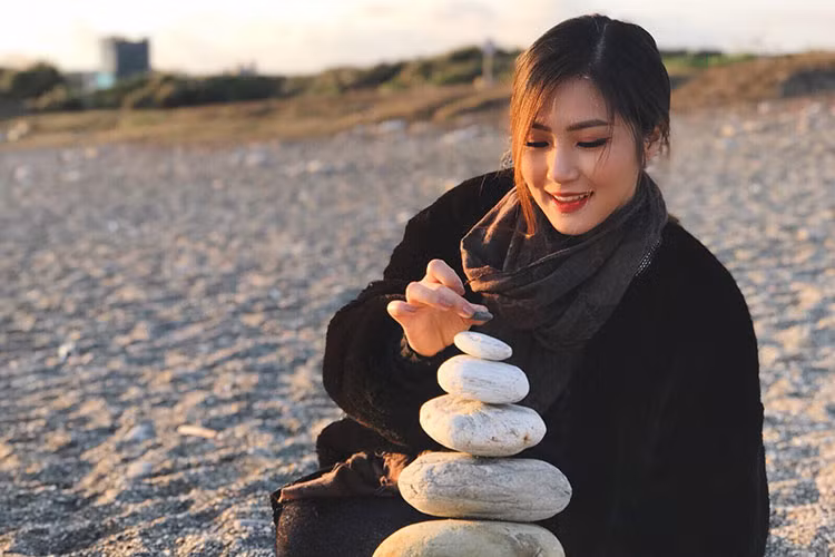 Hương Tràm đăng tải dòng tâm sự đầy hài hước: “Bàn tay ta làm nên tất cả, có sức Tràm sỏi đá sẽ thành khuôn”.