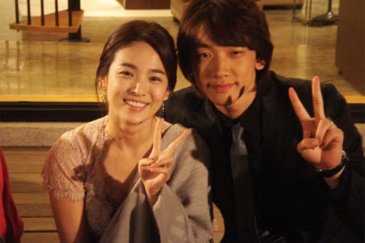 Trước khi đến Kim Tae Hee, Bi Rain từng vướng tin đồn hẹn hò với một số mỹ nhân xứ Hàn. Song Hye Kyo là một trong số đó. Cả hai từng đóng chung phim “Ngôi nhà hạnh phúc”. Ảnh: Pinterest