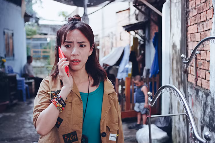 Trong phim Tết 2018 "798Mười", cô “7 Cute” (Thu Trang) lái taxi có vẻ ngoài cứng cỏi nhưng bên trong lại rất yếu đuối, luôn khát khao tình yêu.