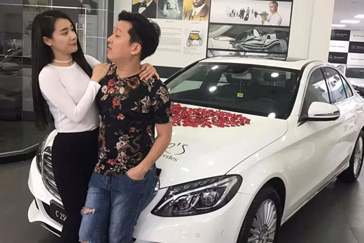 Trường Giang nổi tiếng là người chiều chuộng bạn gái. Tháng 5/2017, nam danh hài tặng Nhã Phương chiếc xe hơi có giá hơn 1,6 tỷ đồng. Ảnh: Zing